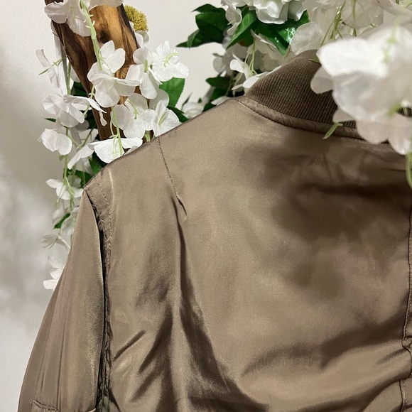 Kendall & Kylie Olive Green Oversized  Bomber Jacket with Ribbed Details 🫒 - Picture 8 of 10